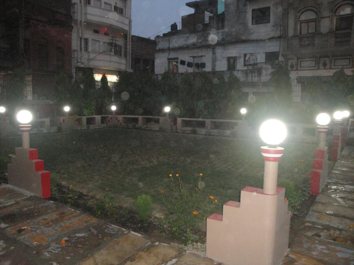 Balaji Palace Варанаси Екстериор снимка